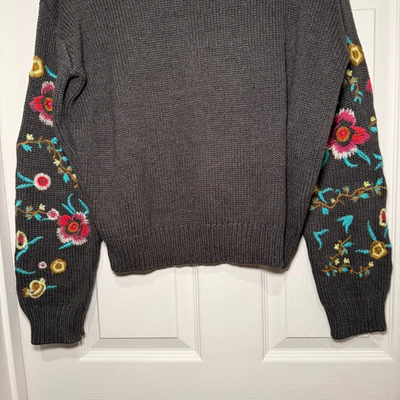 Cloth by Design Women’s Medium Grey Floral Embroidered Heavy Sweater - Picture 7 of 8